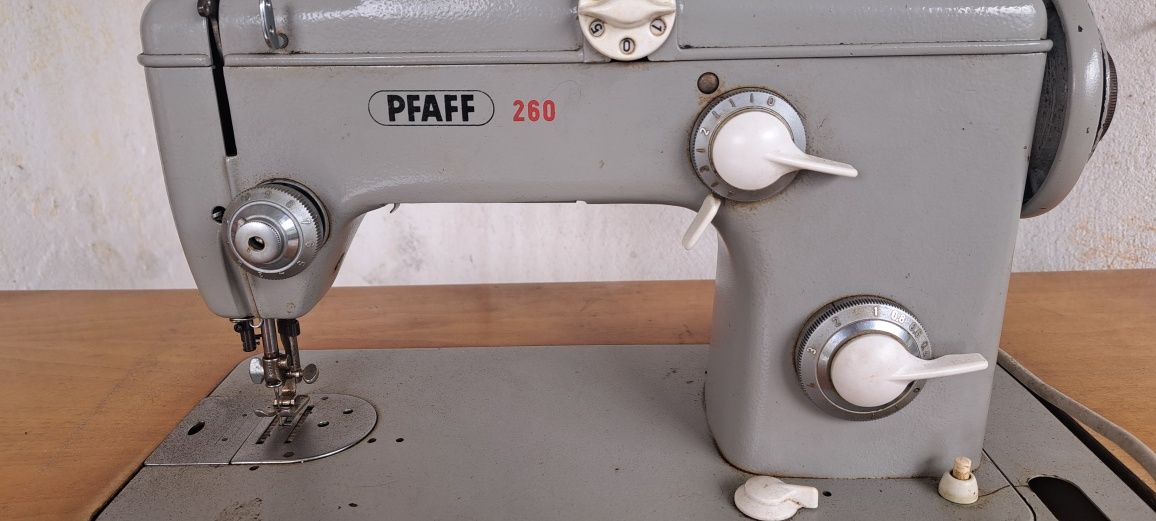 Máquina de costura antiga PFAFF260
