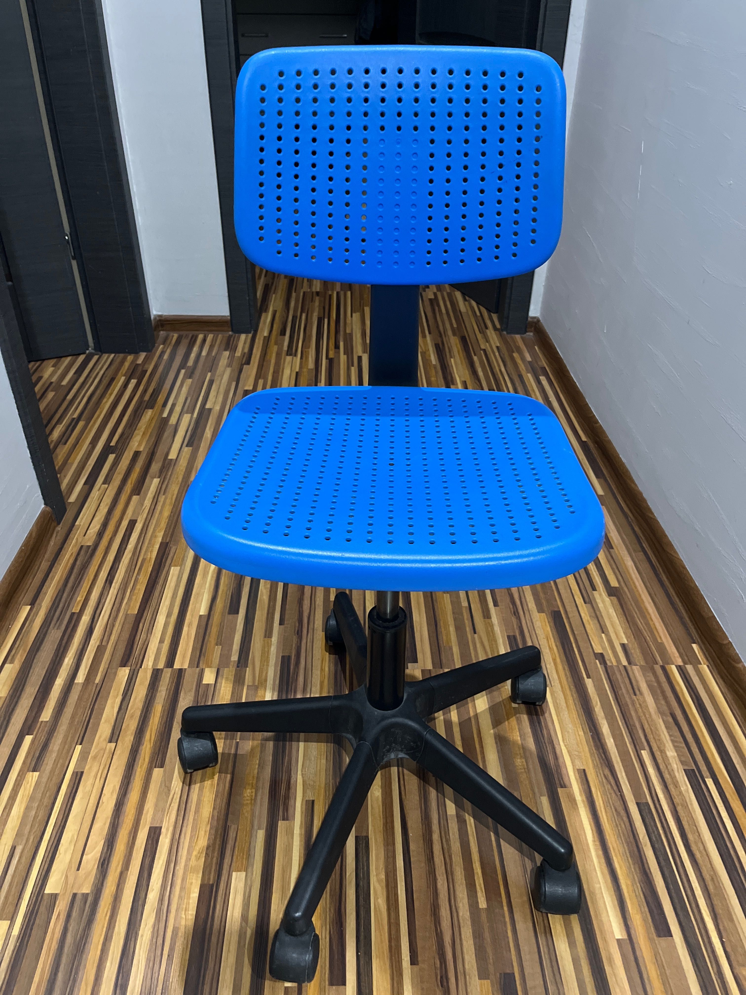 Krzesło biurkowe obrotowe regulowane