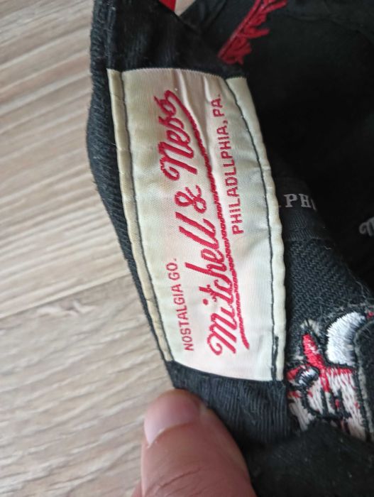 Czapka Mitchell & Ness Chicago Bulls NBA – czarna z czerwonym daszkiem