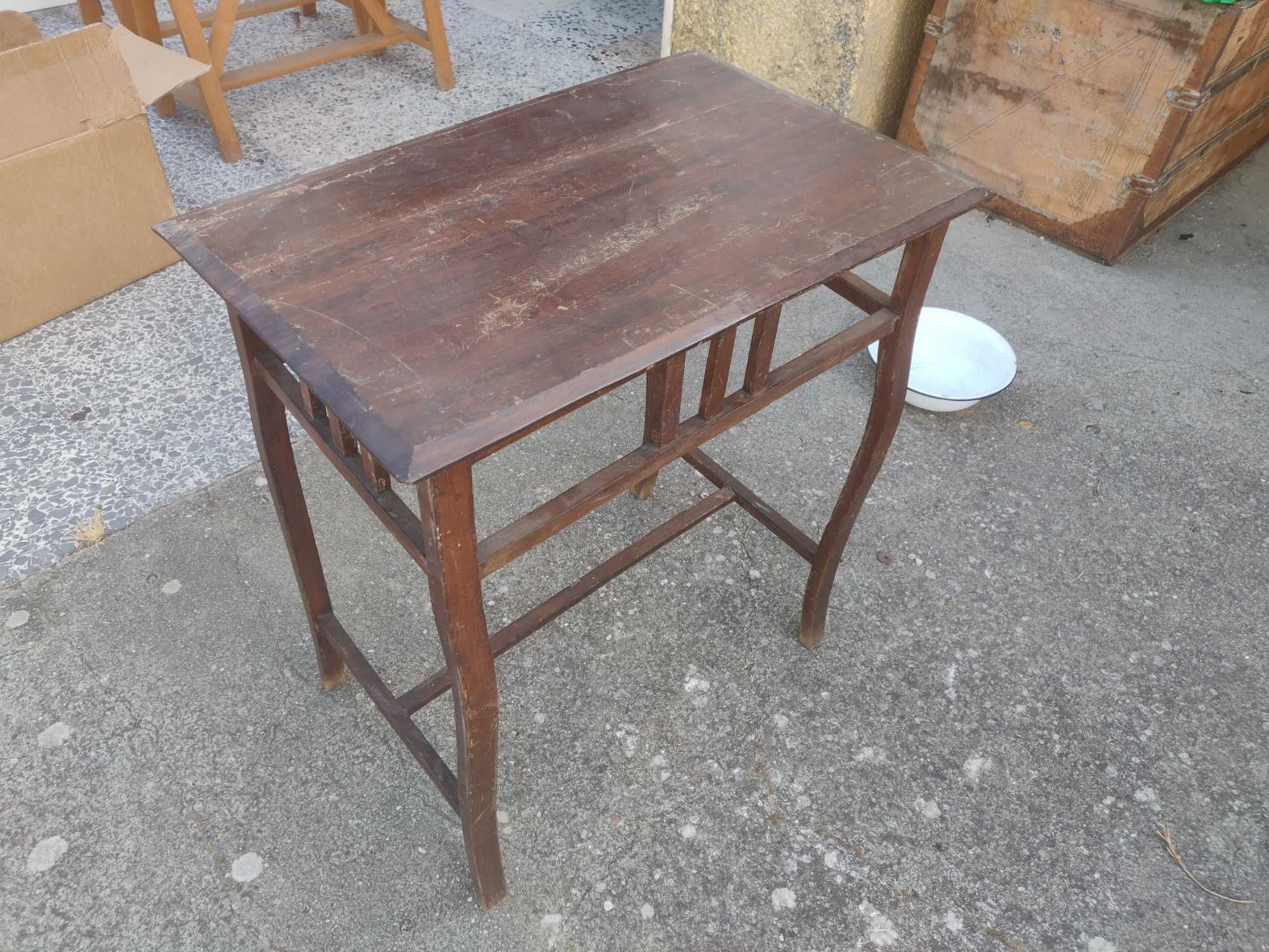 Mesa de madeira antiga