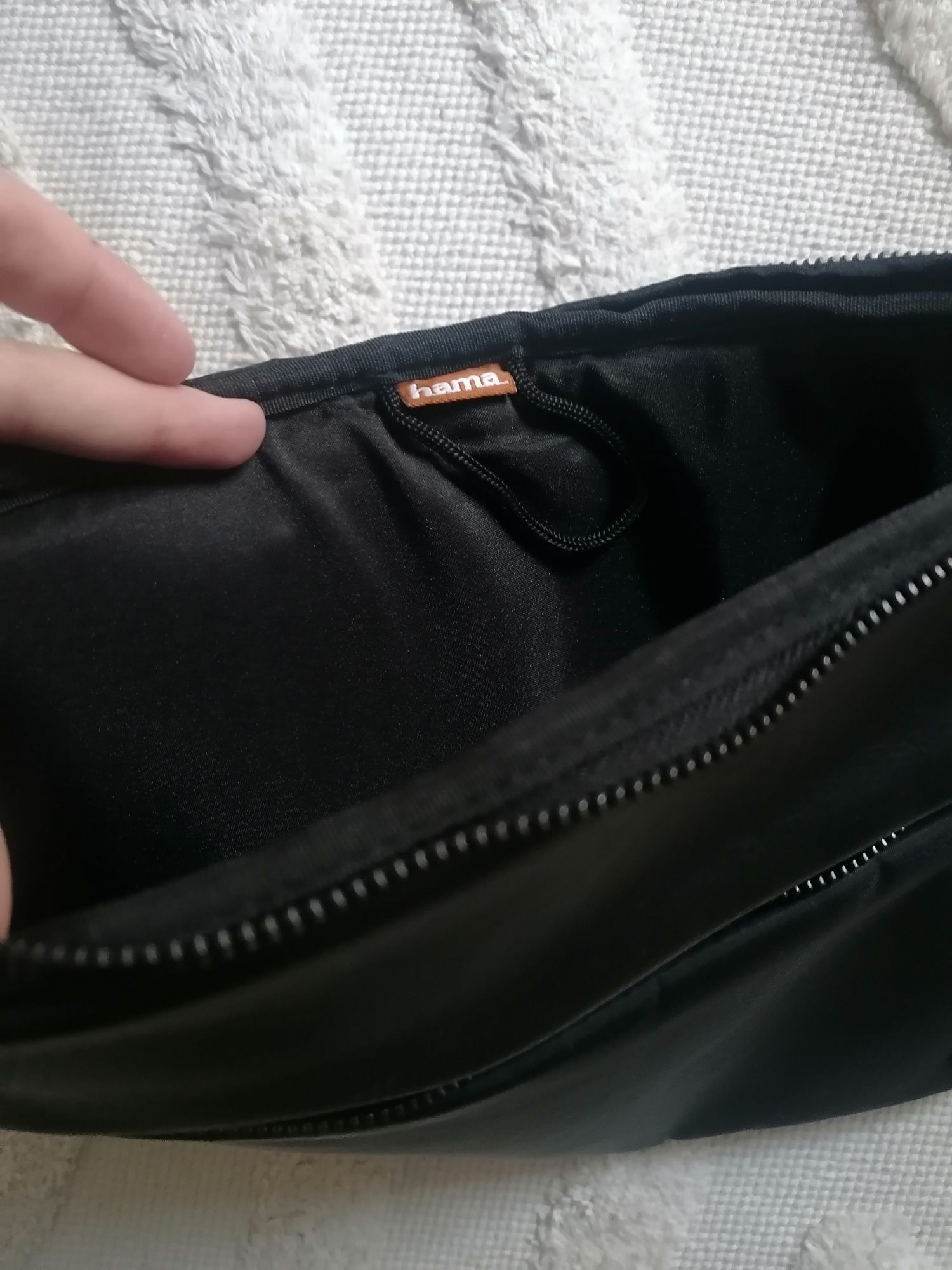 Czarne etui na laptopa skóra