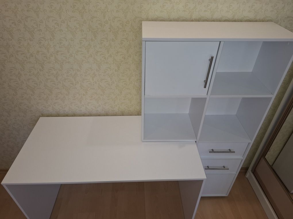 Стіл комп'ютерний білий ДСП. Самовивіз
