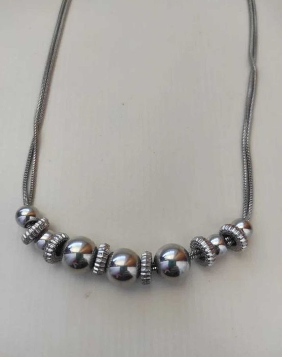 Naszyjnik wisiorek kuleczki w kolorze srebrnym