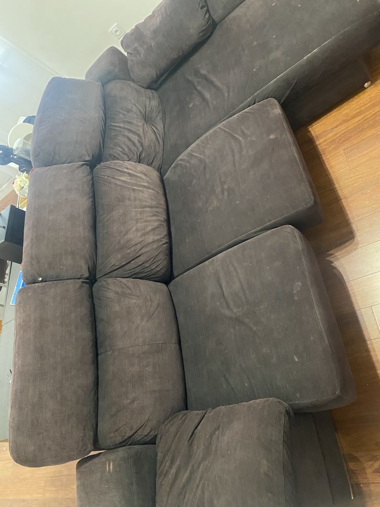 Sofa preto grande e confortavel ,cabeceira reclina os assentos tambem