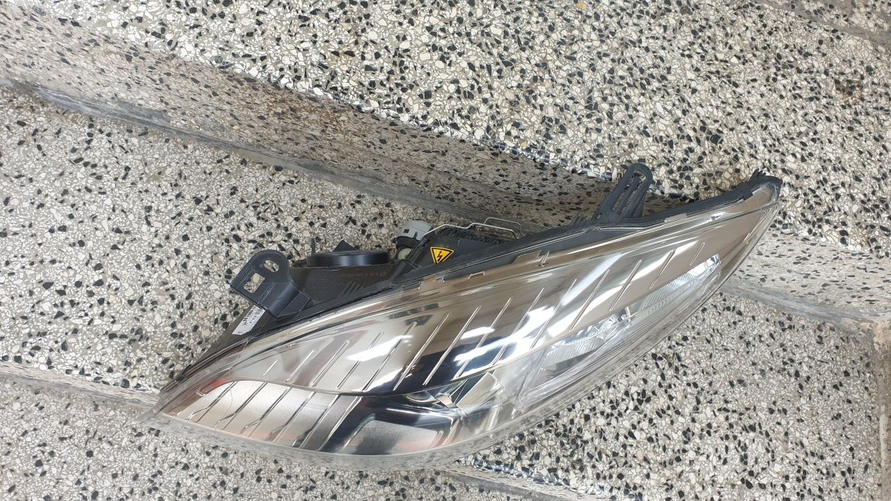 Lampa przednia lewa RENAULT MEGANE III xenon