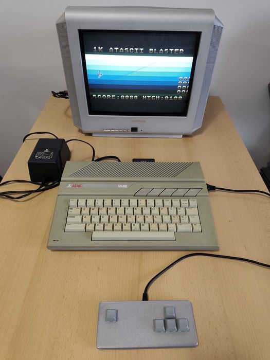 Atari 65XE świąteczny zestaw do grania