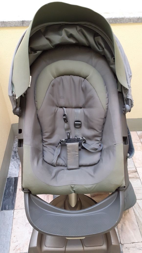 Carrinho bebé Stokke Xplory com chapéu de sol e capa