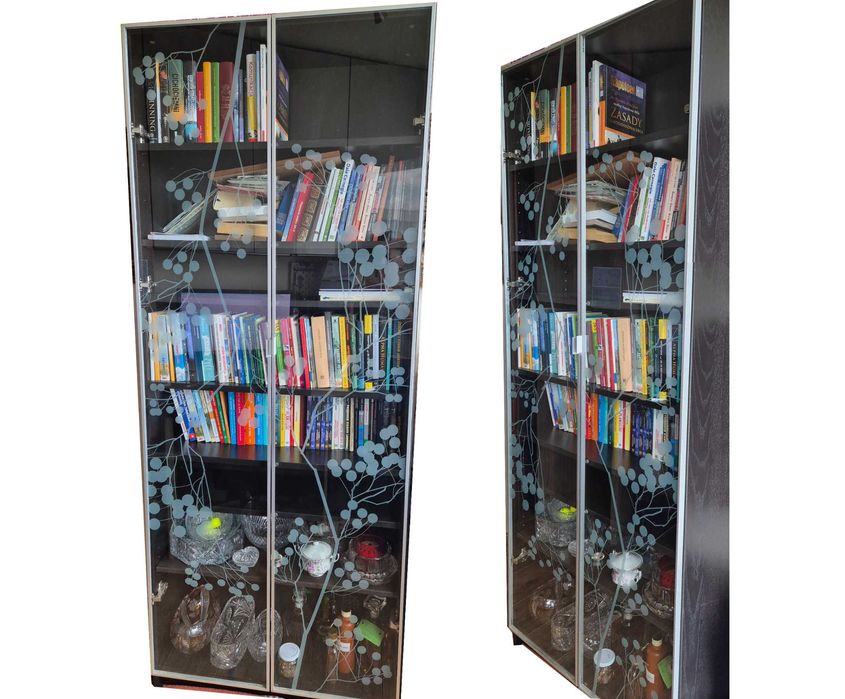 Regał na książki ze szklanymi drzwiami we wzory Billy - Ikea