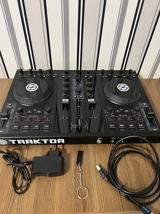 Native Instruments Traktor Kontrol S2. Dj контроллер