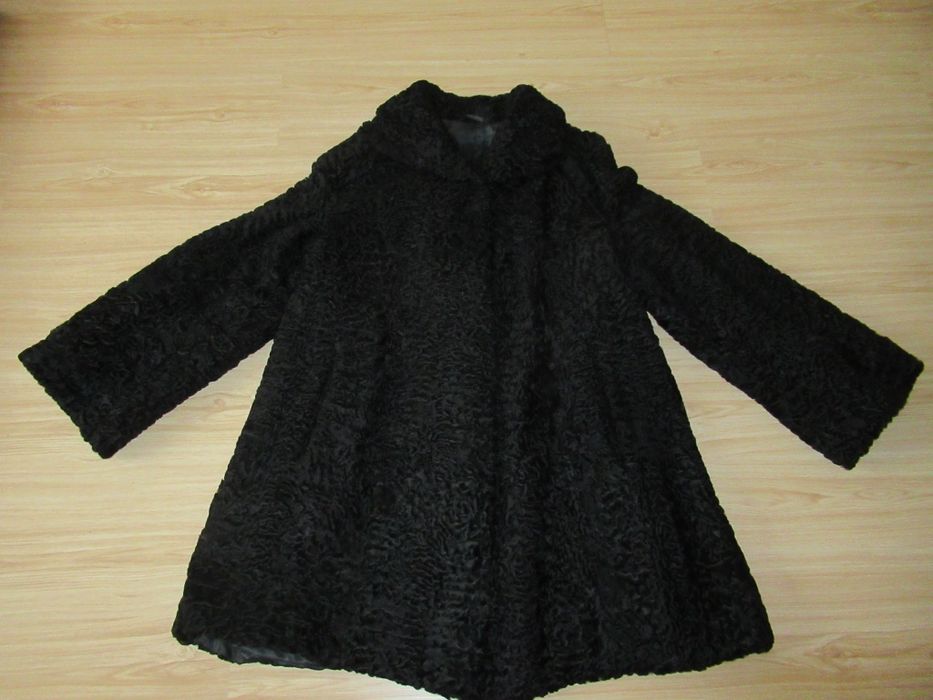 Шуба з каракульчи.