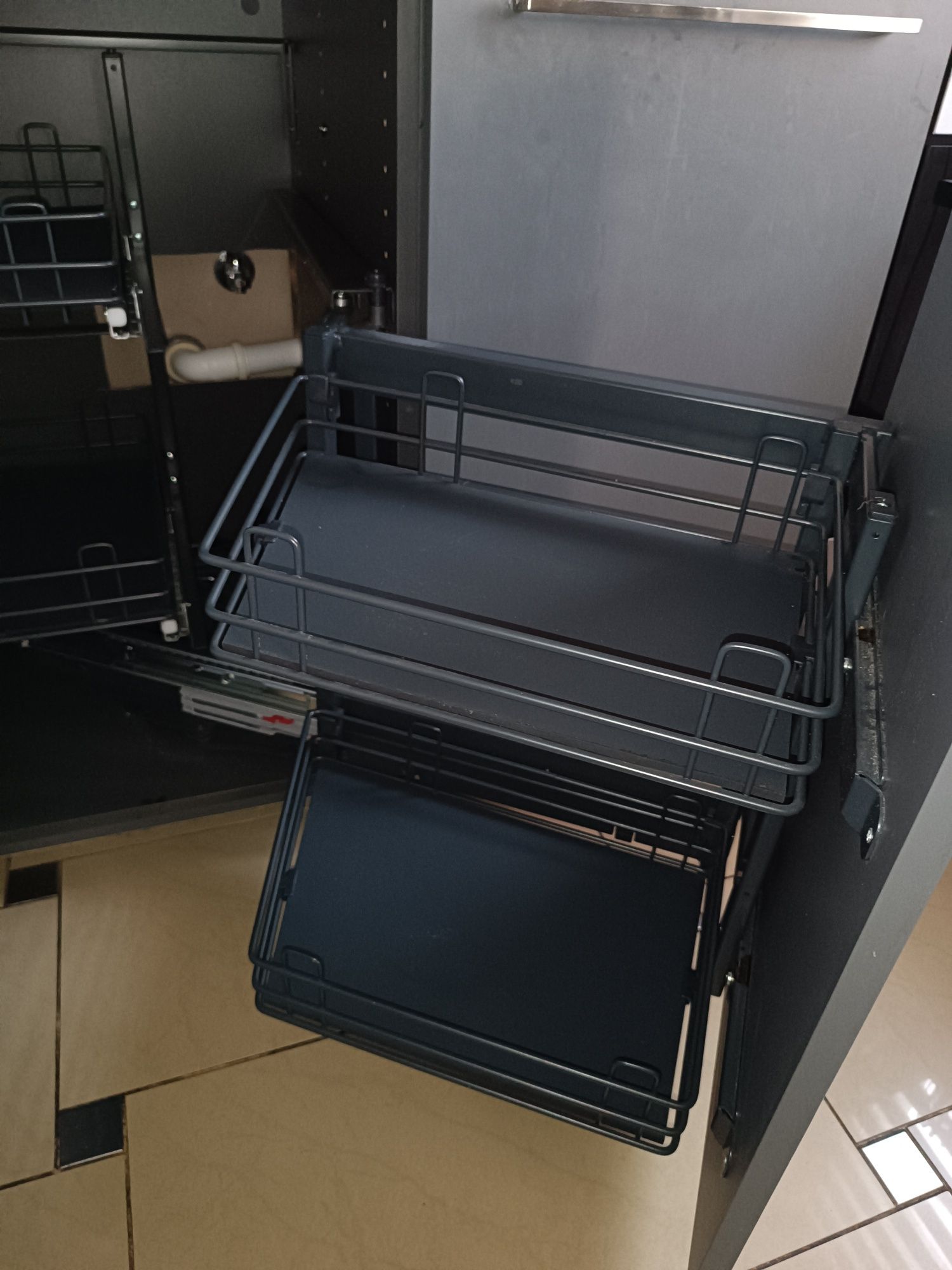 Kosz cargo narozny podszafkowy wyjeżdżający