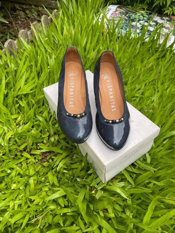 Sapatos Salto com Pedras Douradas