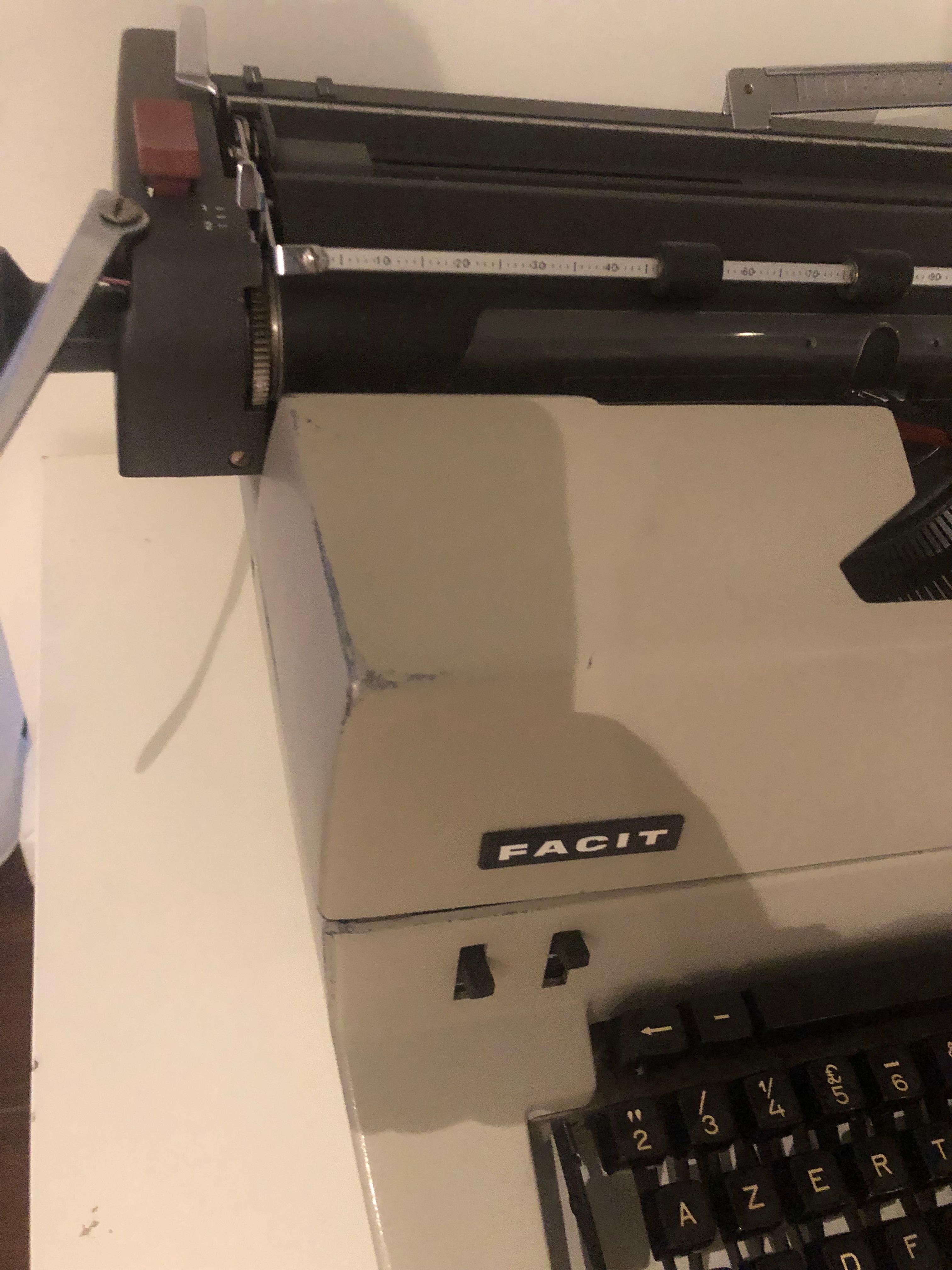 Máquina de escrever antiga Facit