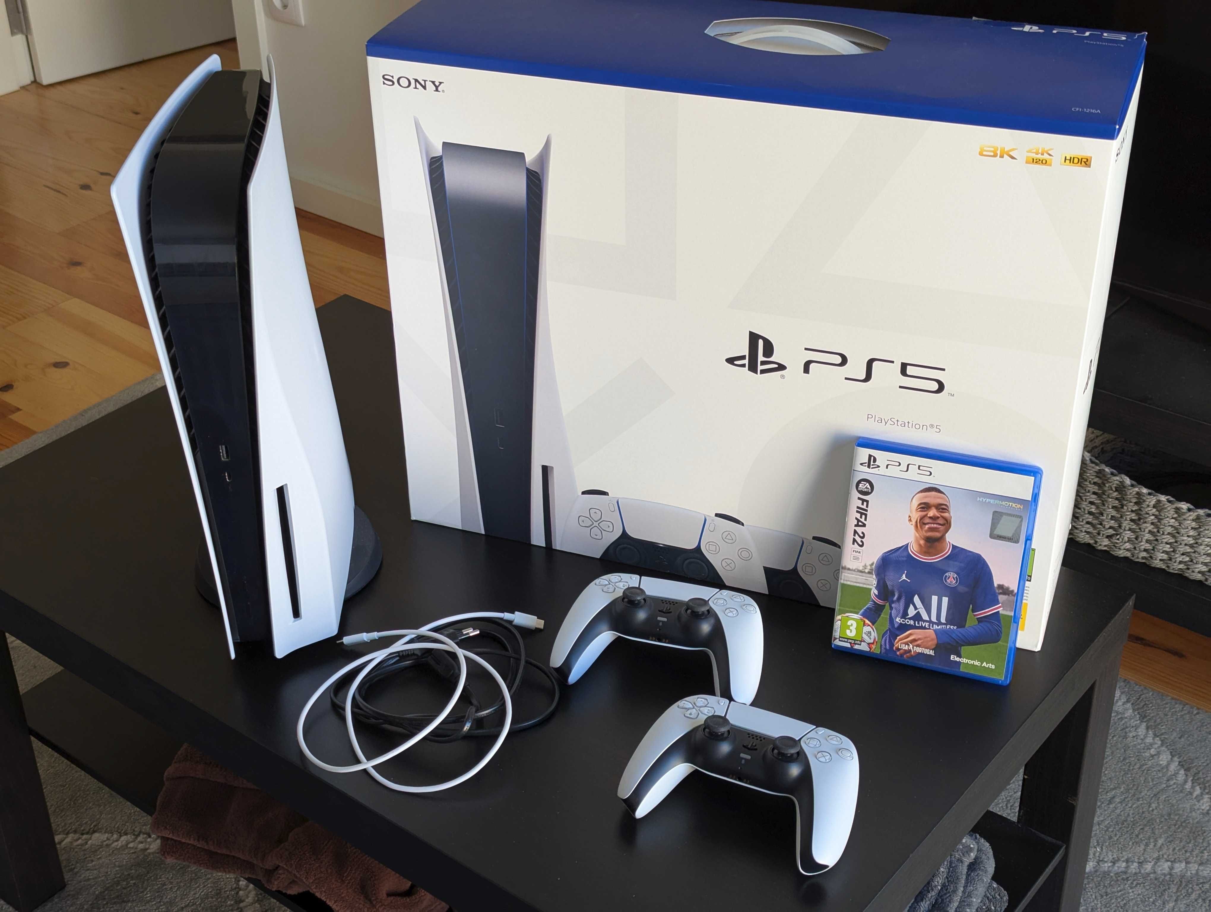 PlayStation 5 825GB (edição disco) com caixa, dois comandos e FIFA 22
