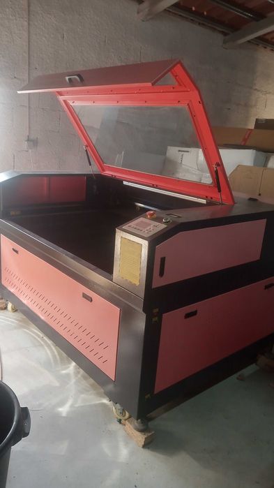 Máquina Laser C02 Gravação/Corte  130 x 90 cm