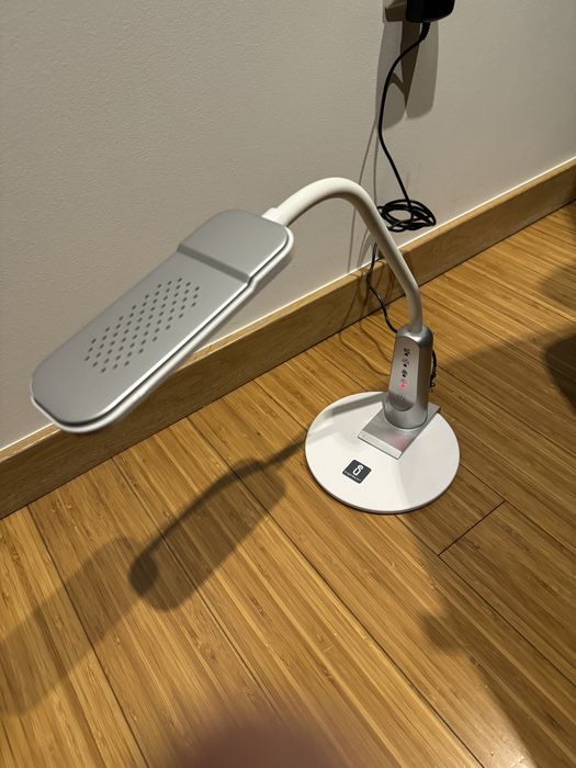 Candeeiro LED com regulação de intensidade de luz e de posição