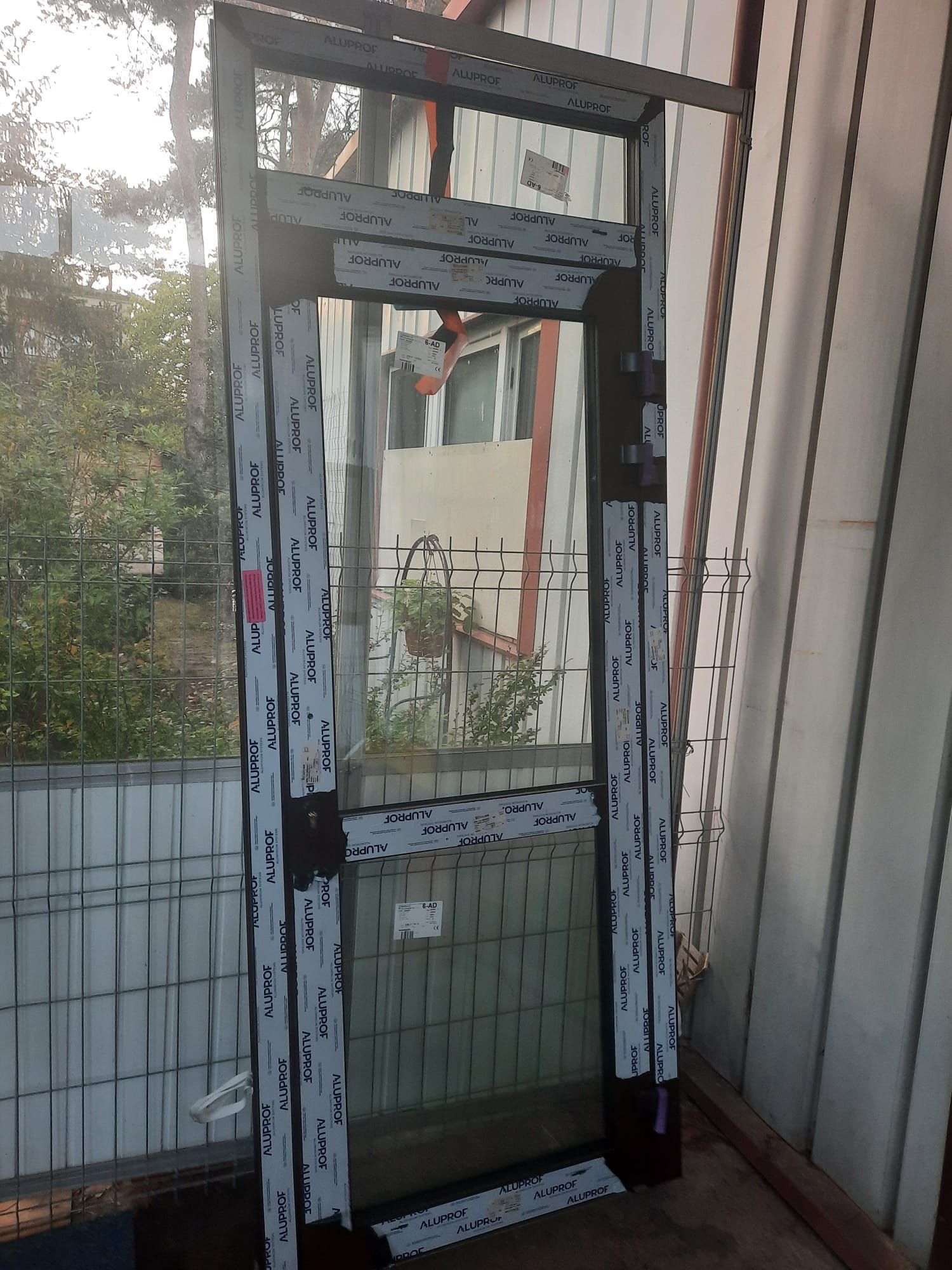 Nowe drzwi zewnętrzne aluminiowe z naświetlem