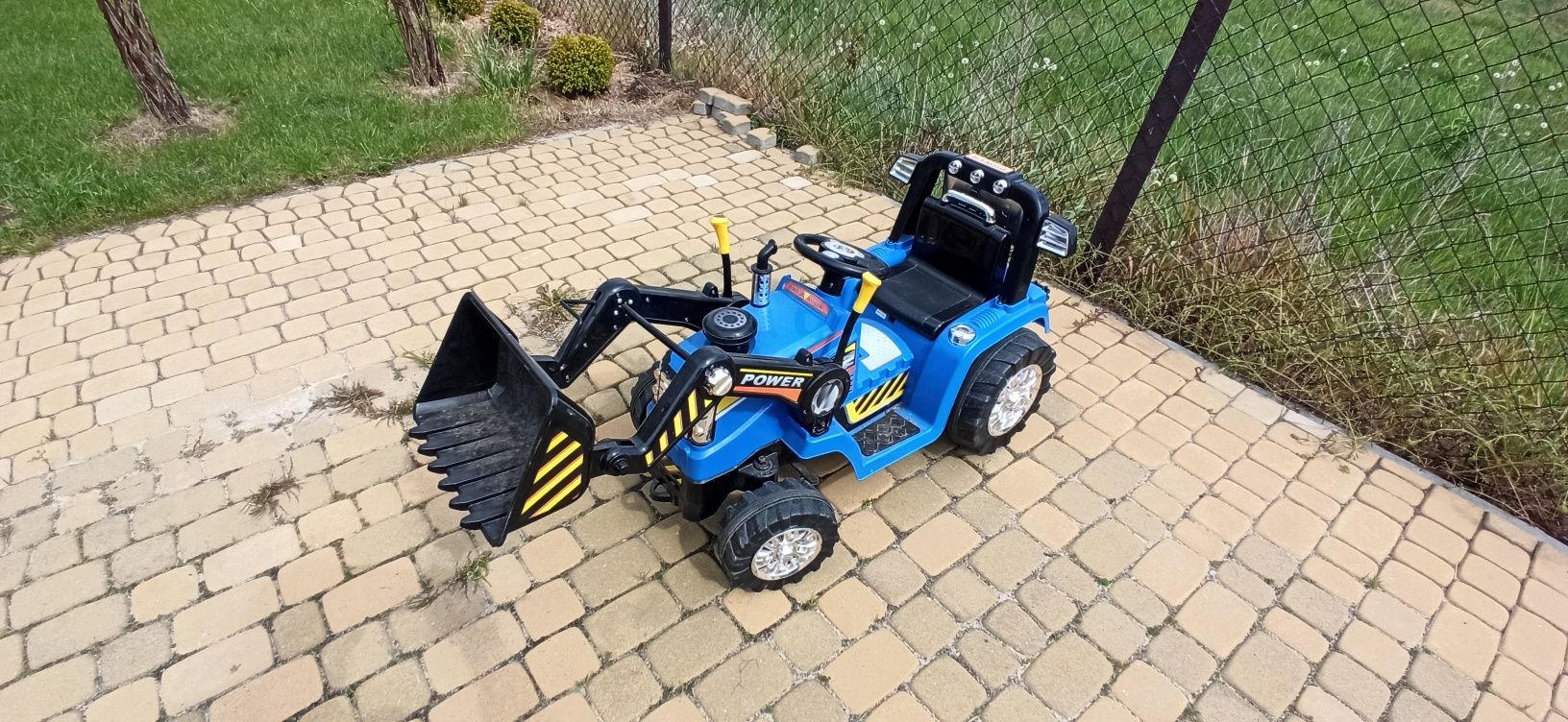 Traktor na akumulator zdalnie sterowany