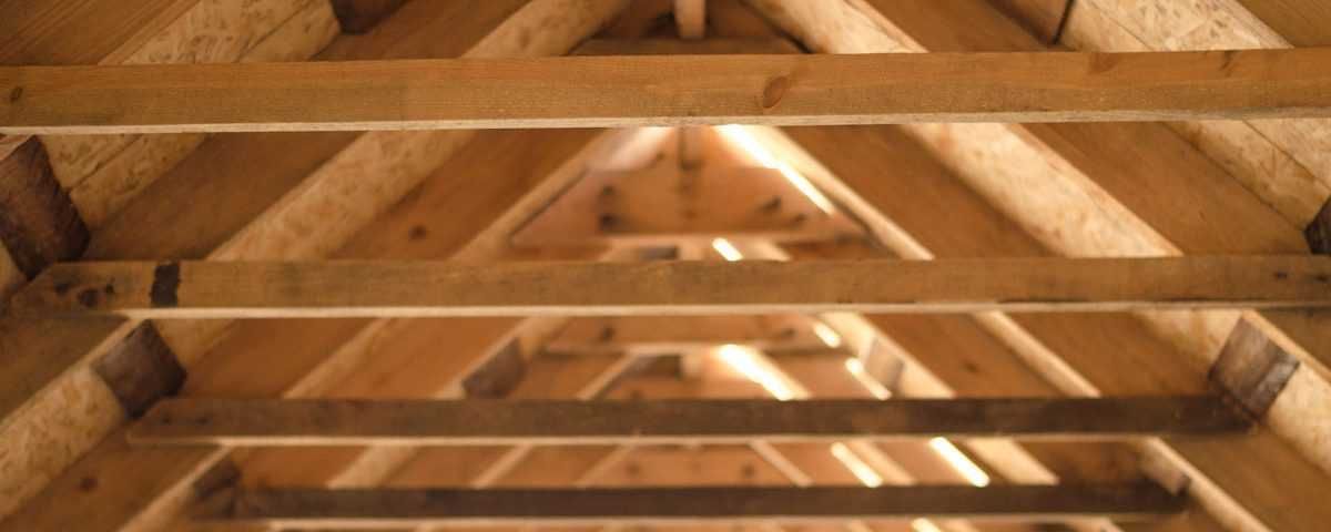 Więźba dachowa, kantówki, drewno dachowe, łaty, deski, krokwie