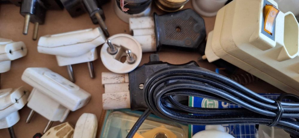 Casquilhos para Lâmpadas antigos e outro material elétrico