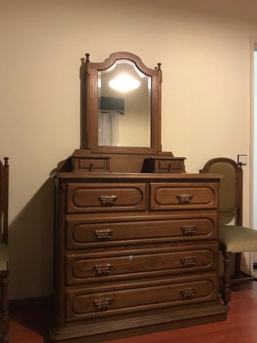 Quarto Completo|Cama, roupeiro, cómoda, mesas cb.(Madeira de Castanho)