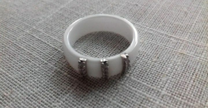 Nowy ceramiczny pierścionek