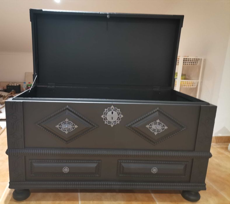 Arca de madeira maciça