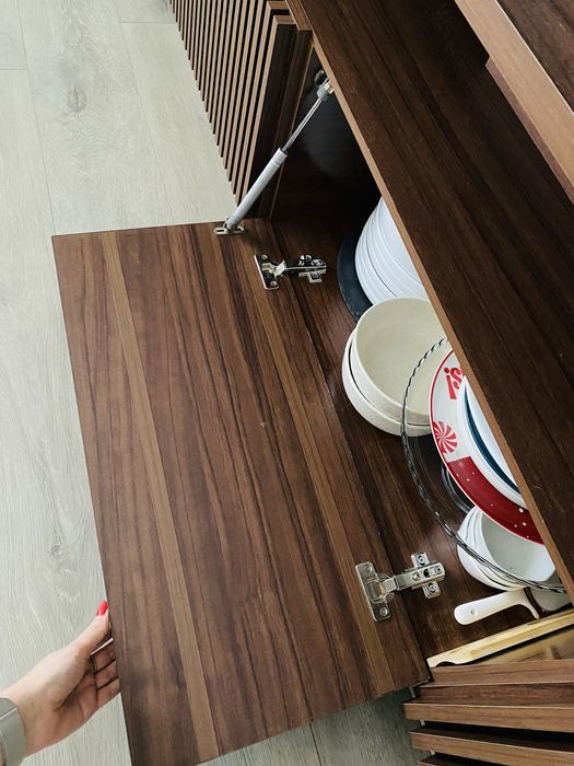 Móvel de TV com ripado de madeira