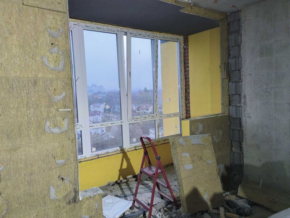 Демонтаж підлог, стін, плитки, штукатурки. Вивезення сміття.