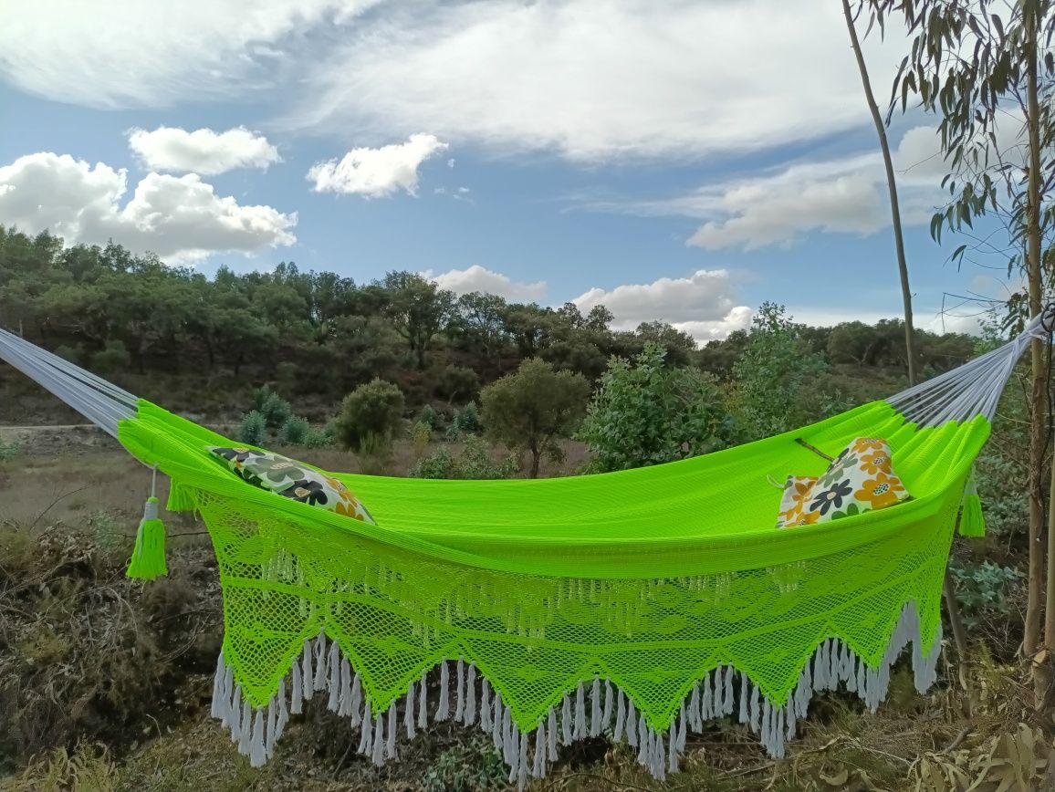 Cama de Rede Neon com Detalhes Artesanais e Crochê Elegante
