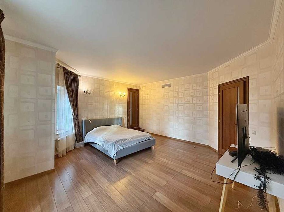 Будинок з ремонтом, гаражем, сауною та басейном. Центральний Парк.