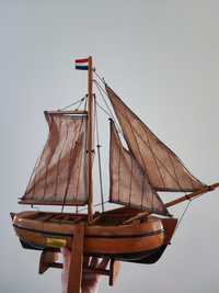 Drewniany model statku z flagą holenderską
