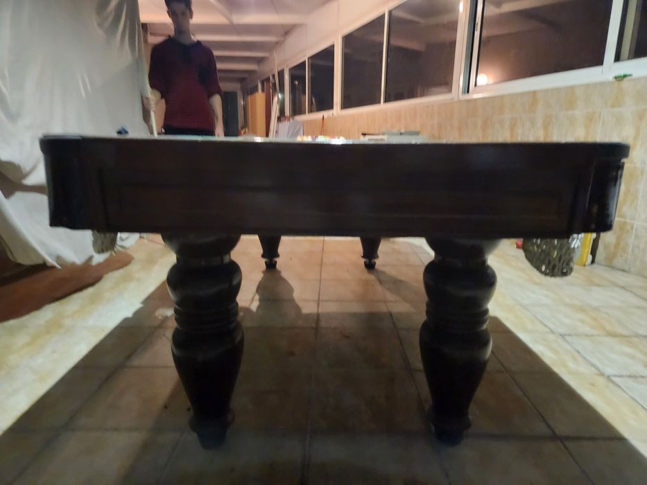 Bilhar snooker com tacos e bolas