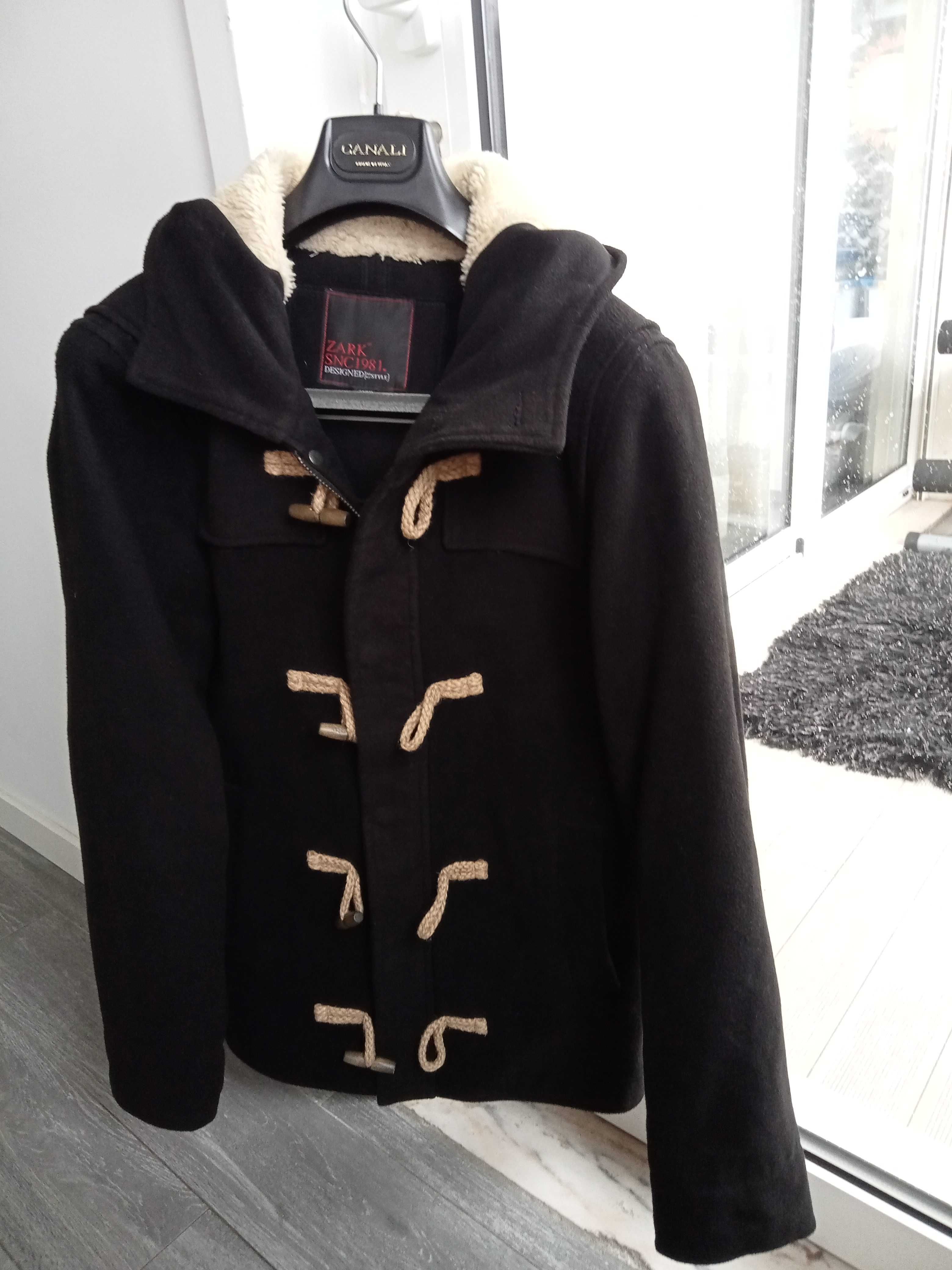 Vendo casaco preto com capuz, estilo canadiana, semi-novo, tamanho M