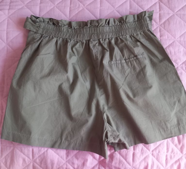 Modne oliwkowe spodenki Zara M