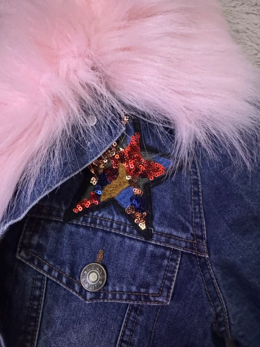 Jeansowa kurtka z odpinanym rozowym futerkiem i z cekinami S/M