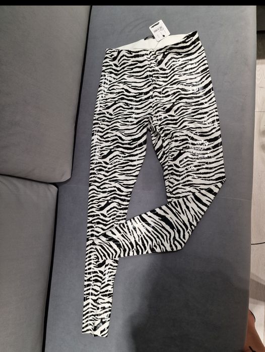 Lateksowe legginsy białe w zeberkę zebre czarne spodnie skórzane winyl