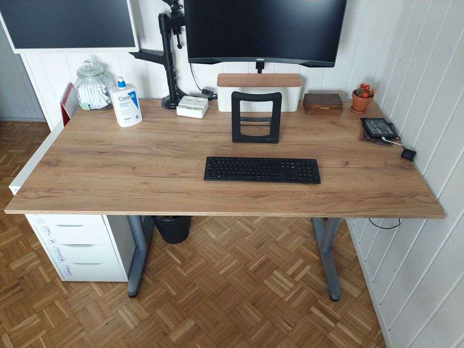 Biurko duże 150 cm x 80 cm. Nogi z regulacją wysokości.
