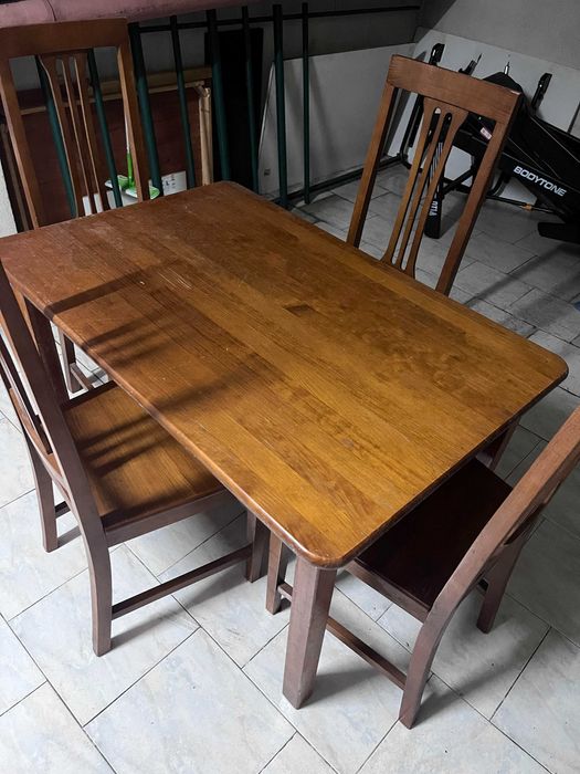vendo mesa de cozinha + 4 cadeiras, com pouco uso (madeira maciça)