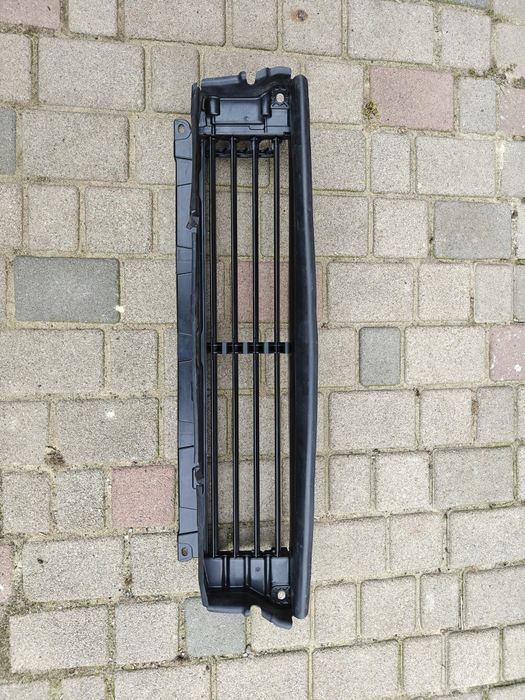 В наявності жалюзі нижні Volvo C40 XC40 RECHARGE оригінал