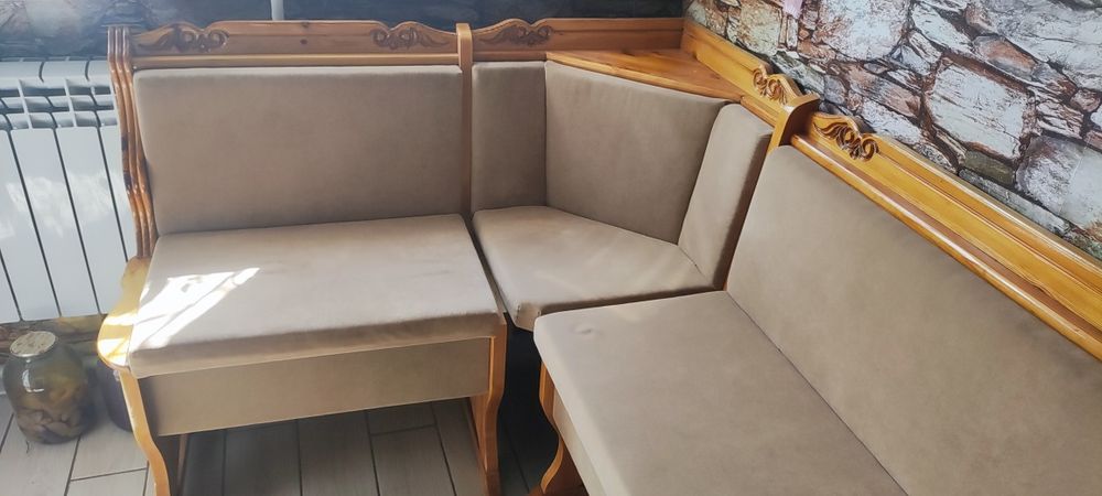 Кухонный уголок с столом