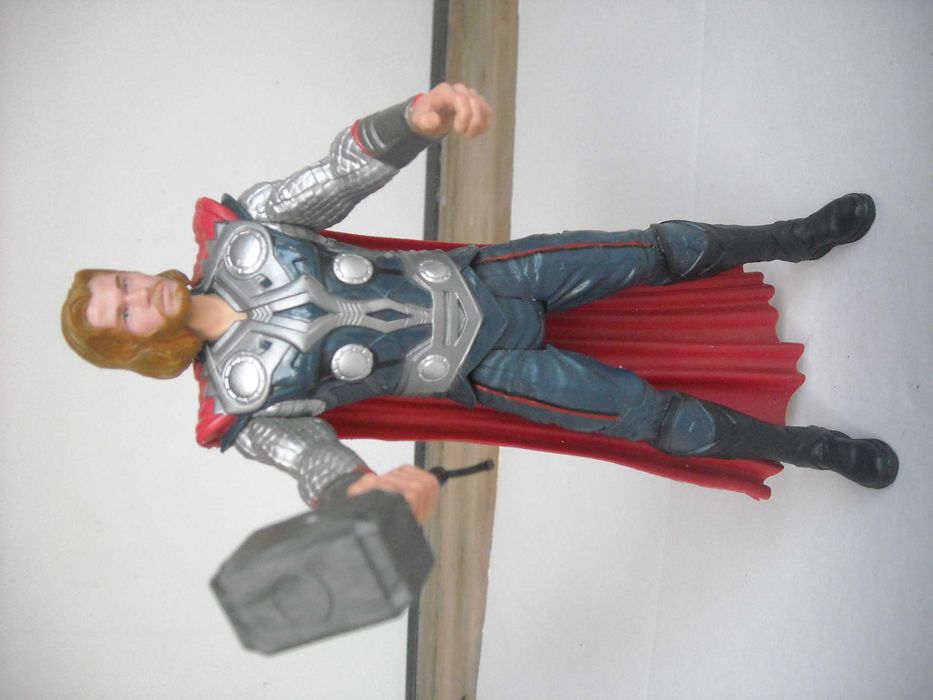 Boneco Figura Thor articulado com martelo Marvel 2011