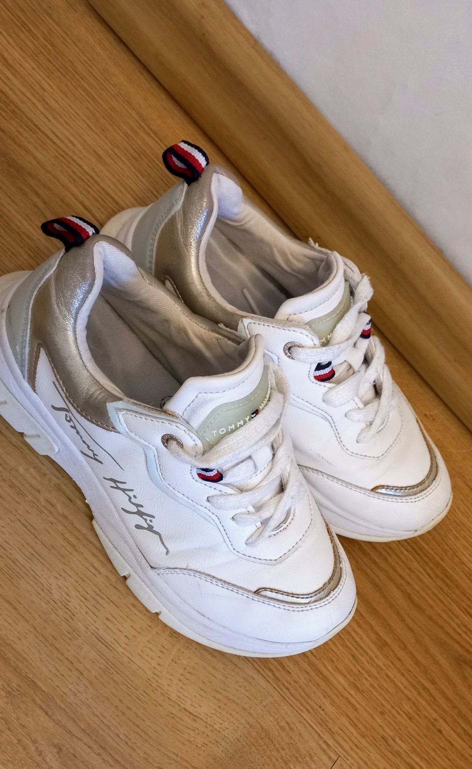 Sneakersy damskie Tommy Hilfiger w dobrym stanie plus,  35