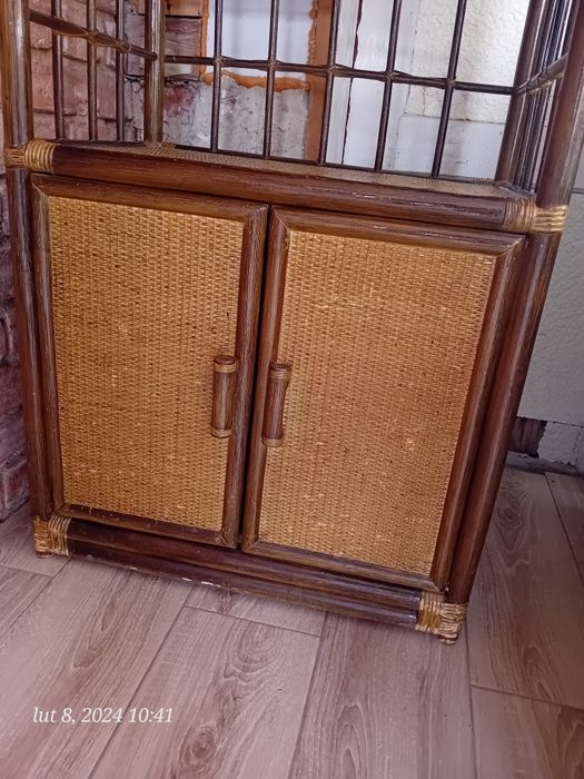 Regał rattanowy z drzwiami