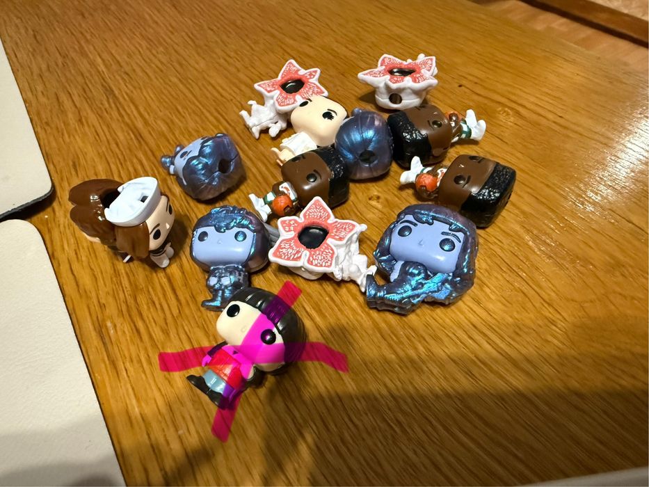 Іграшки  kinder joy stranger things. дивні дива.