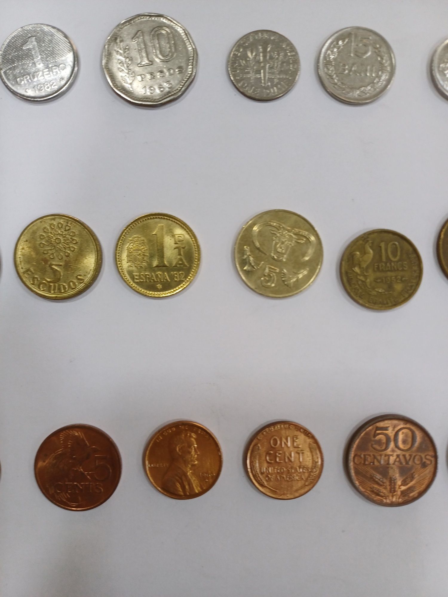 Lote 8 / Conjunto 8 de 30 Moedas diferentes
