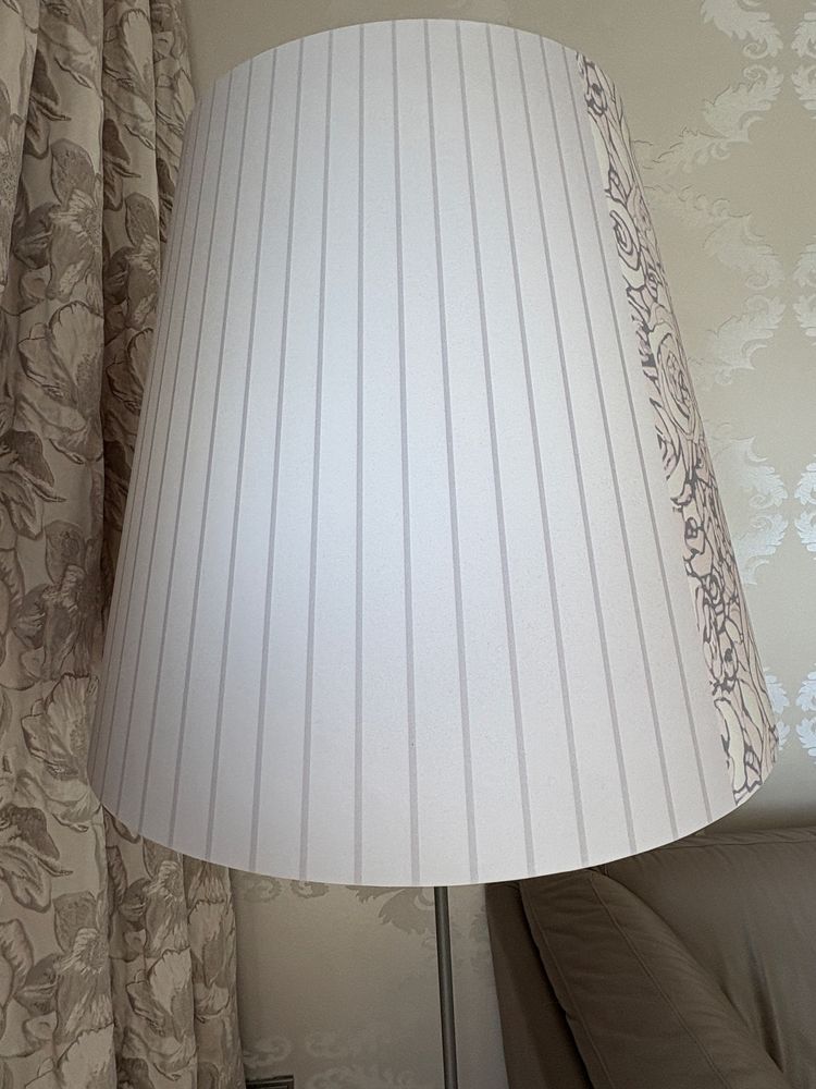 Lampa stojaca wzór różano paskowany