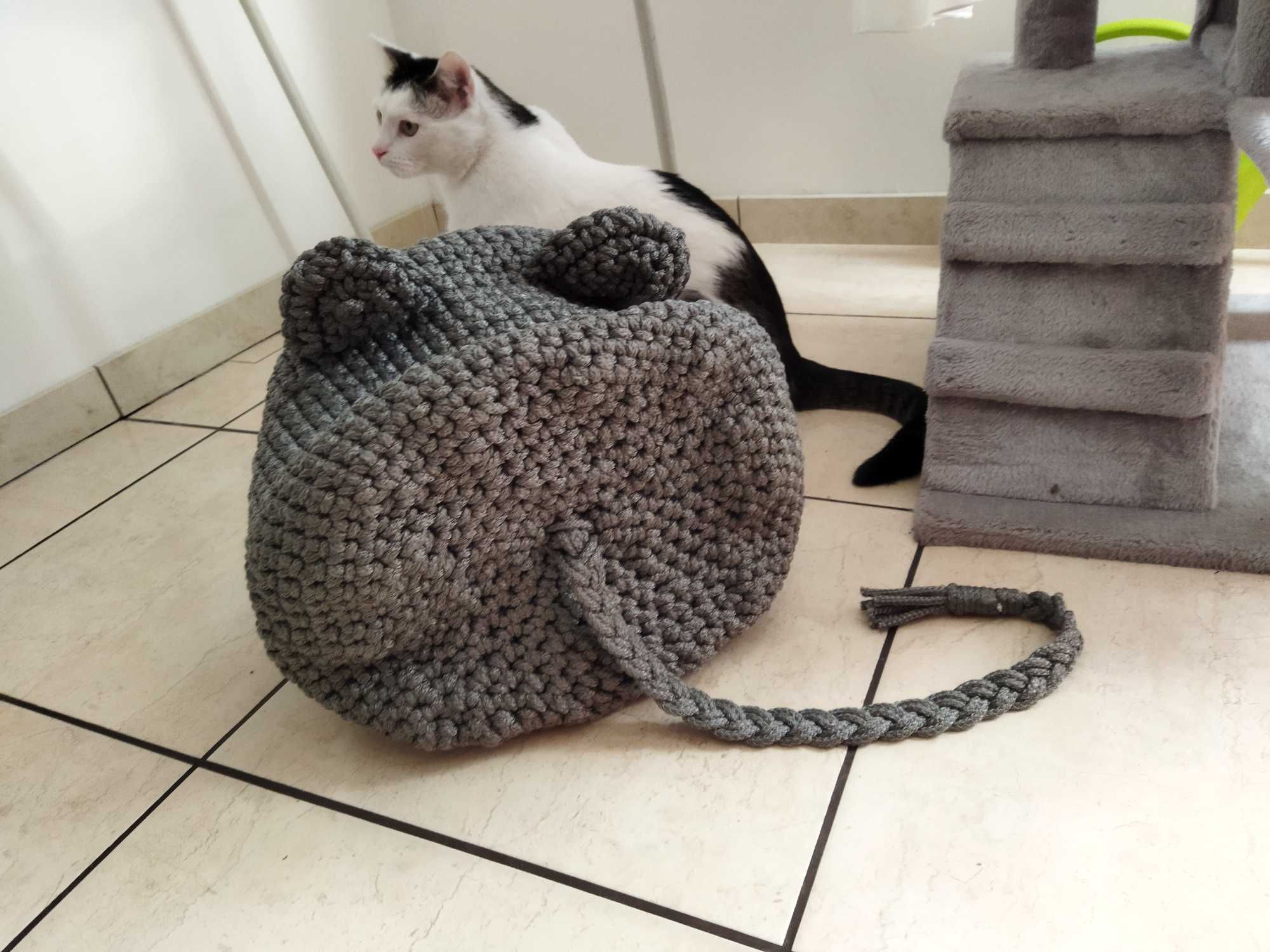 Domek dla kota robiony na szydełku