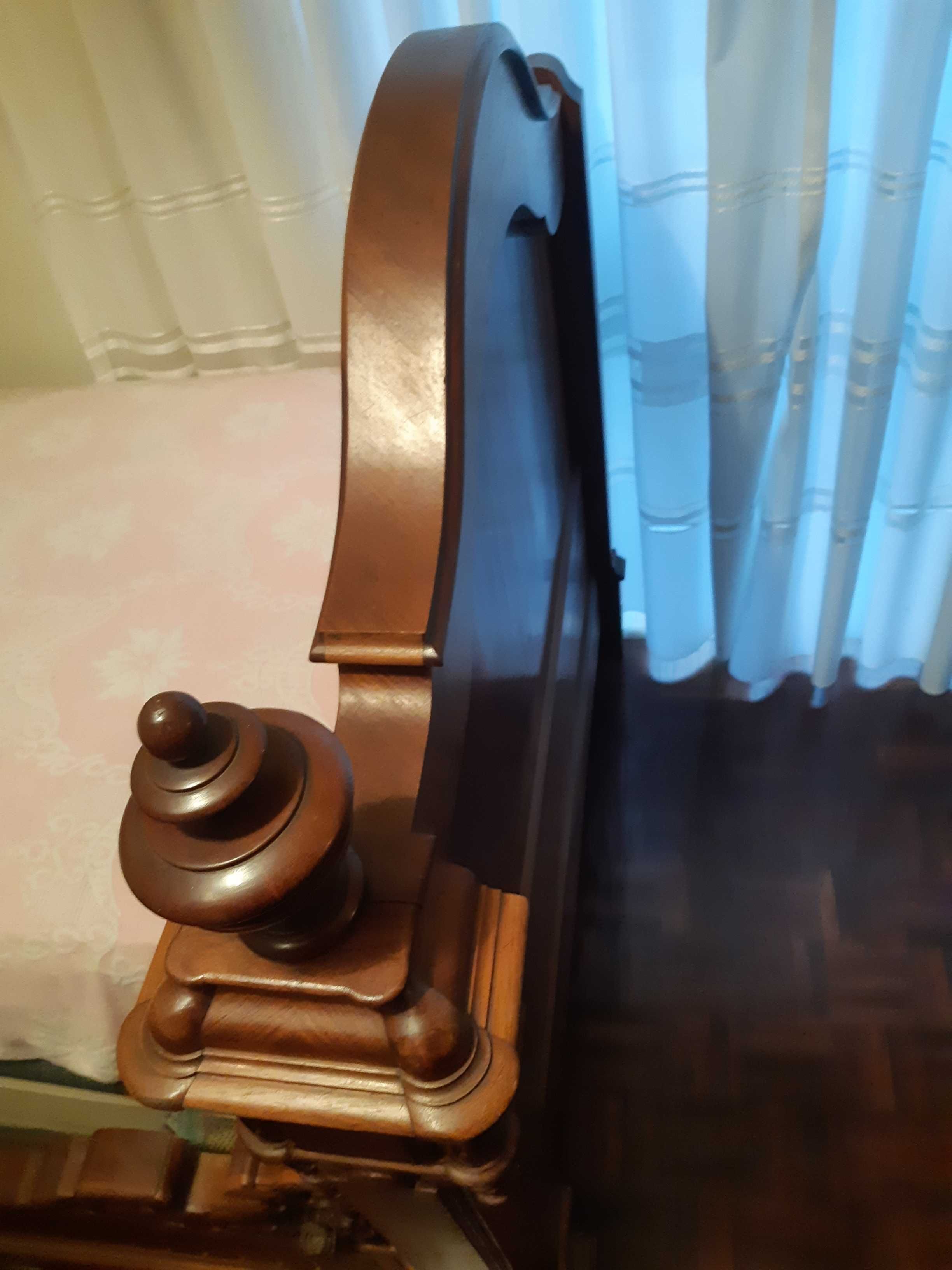 Cama Antiga de solteiro madeira maciça