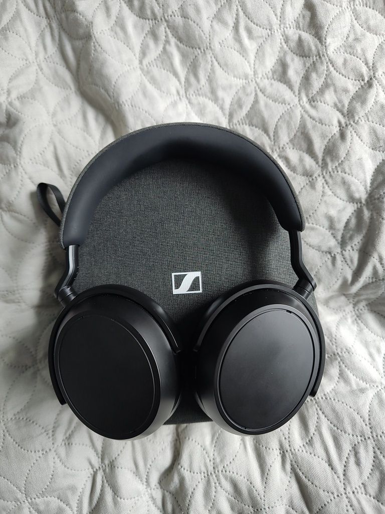 Sennheiser Momentum 4 z Creative BT-W5